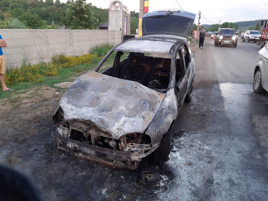 Autoturism cuprins de flăcări. Foto: ISU Neamț