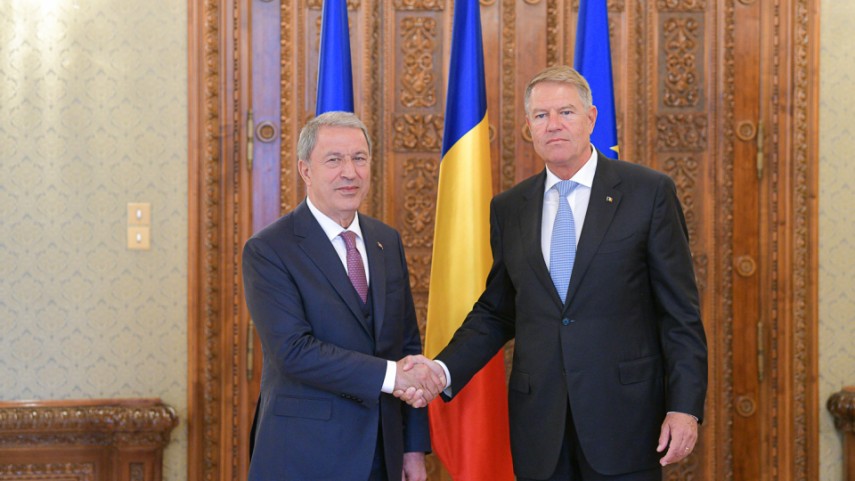 Președintele României, Klaus Iohannis și ministrul Apărării al Republicii Turcia, Hulusi Akar. Foto: Administrația Prezidențială