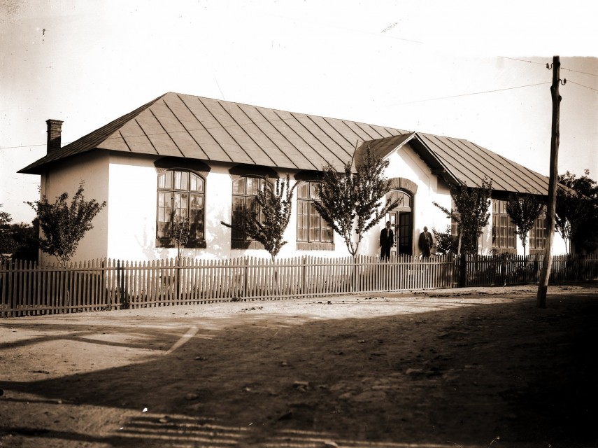 Fotografiile fac parte din colecțiile Bibliotecii Județene „Ioan N. Roman” Constanța.