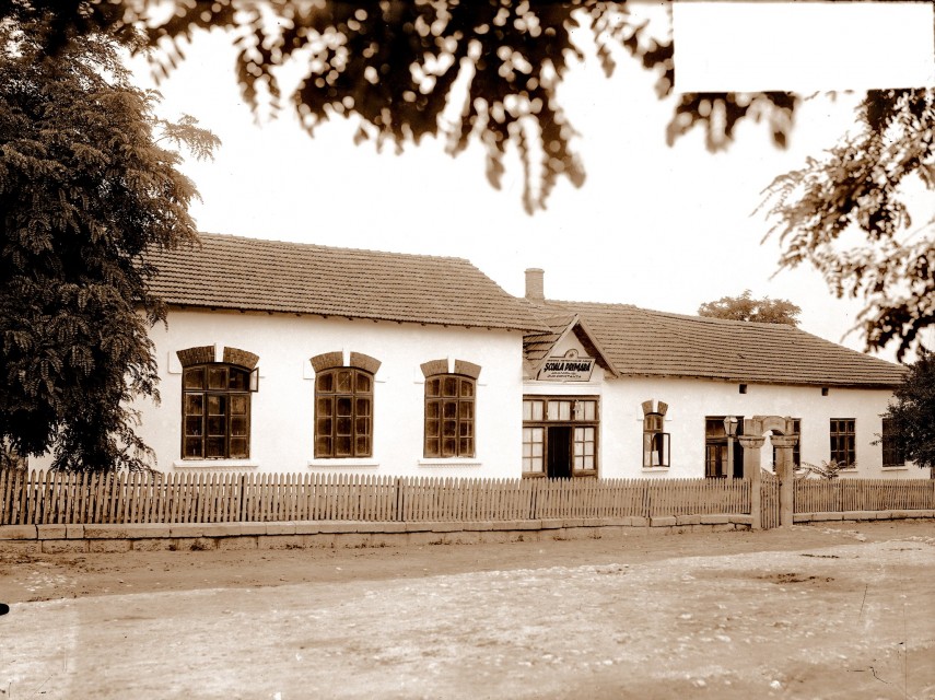 Fotografiile fac parte din colecțiile Bibliotecii Județene „Ioan N. Roman” Constanța.