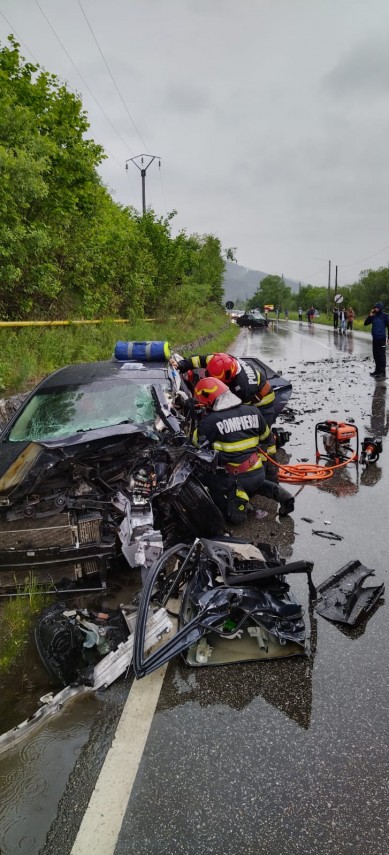 opt persoane printre care si doi copii implicate intr un grav accident rutier in judetul neamt galerie