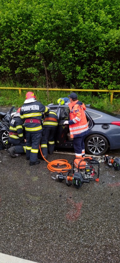 opt persoane printre care si doi copii implicate intr un grav accident rutier in judetul neamt galerie