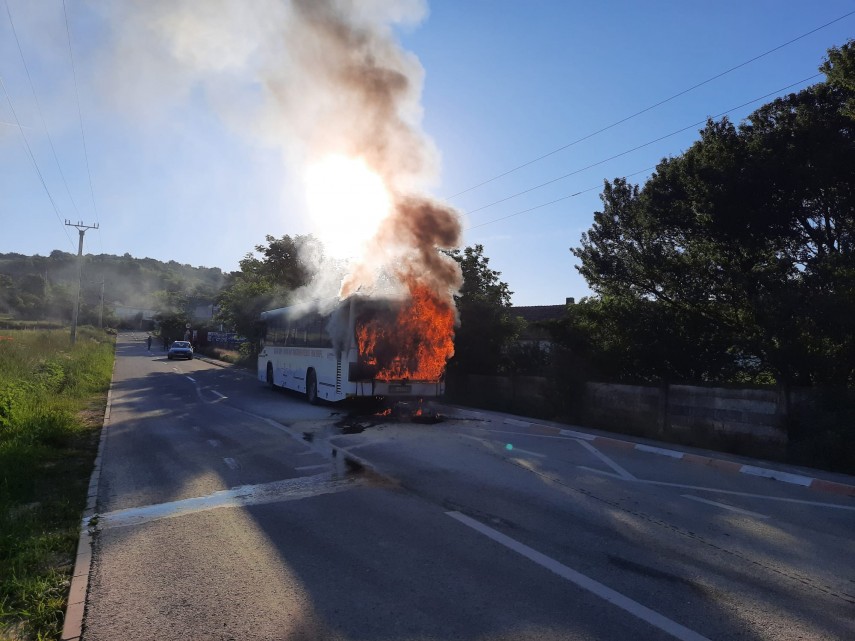 Incendiu la un autobuz. foto: ISU Sibiu