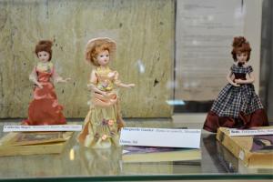 „Eroine de roman în păpuși de porțelan”, o expoziție a Bibliotecii Județene Constanța