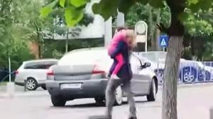 Nicușor Dan admite că a traversat strada, cu fetiţa în braţe, printr-un loc nepermis (VIDEO)