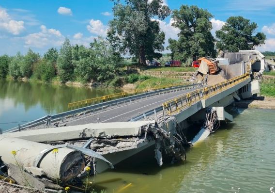 Pod peste râul Siret, surpat. Foto: ISu Neamț