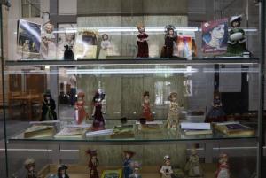 Fotoreportaj „Eroine de roman în păpuși de porțelan”. Personaje feminine celebre, în costume specifice unor diverse epoci (GALERIE FOTO) 