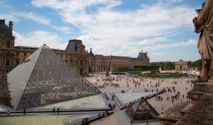Trafic de bilete în fața muzeului Luvru din Paris