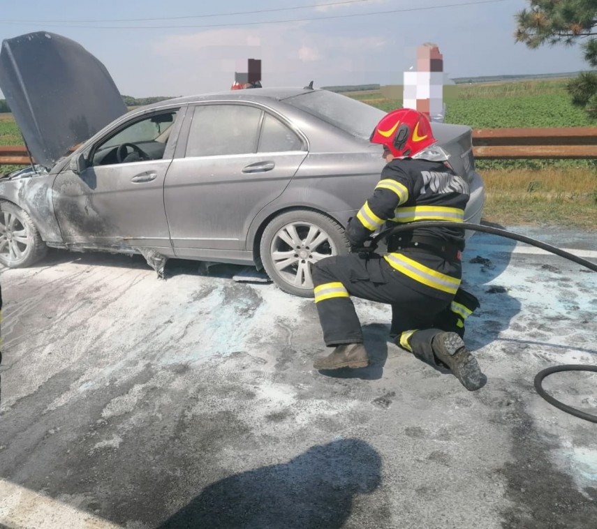 Autoturism cuprins de flăcări. Foto: ISU Ialomița