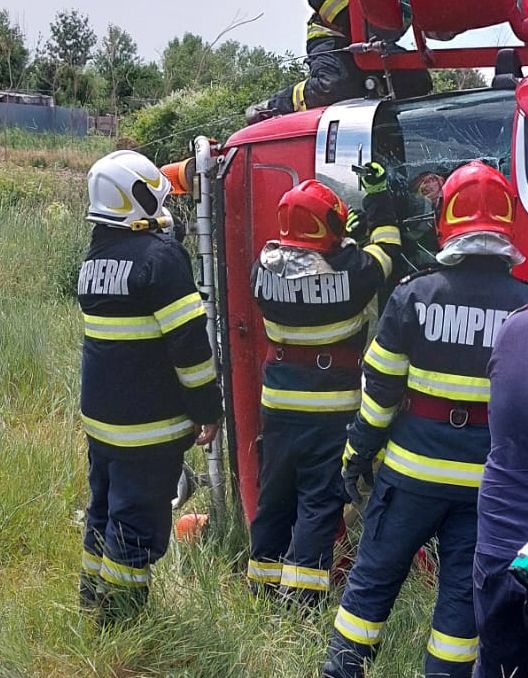 Camion răsturnat - sursa foto ISU DELTA TULCEA