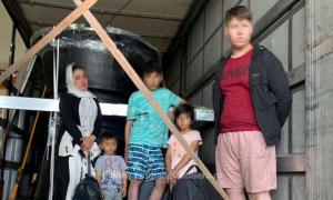 Migranți ascunşi într-un TIR încărcat cu sicrie. Unde intenționau să ajungă (GALERIE FOTO)