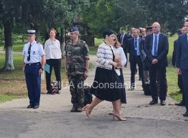 Umbra lui Iohannis în timpul vizitei lui Macron. Cine este femeia elegantă din fotografii (GALERIE FOTO) 