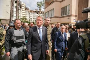 Președintele Iohannis „Nu există cuvinte care să descrie distrugerile îngrozitoare pe care le-am văzut astăzi la Irpin“ (GALERIE FOTO)