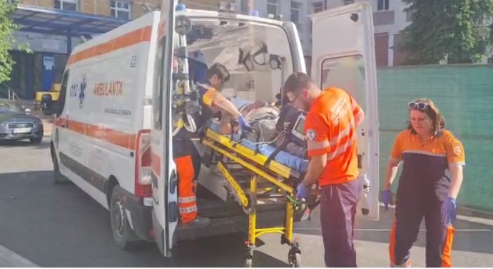 Bărbatul a fost transportat de urgență la spital Foto captură video