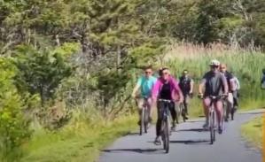 SUA Joe Biden, în vârstă de 79 de ani, a căzut de pe bicicletă (VIDEO)