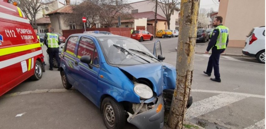 O masina a intrat in stalp pe o strada din Constanta! Primele informatii 