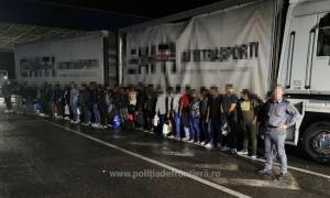 Zeci de cetăţeni străini care au încercat să ajungă, ilegal, în vestul Europei, opriţi la graniţa cu Ungaria (GALERIE FOTO)
