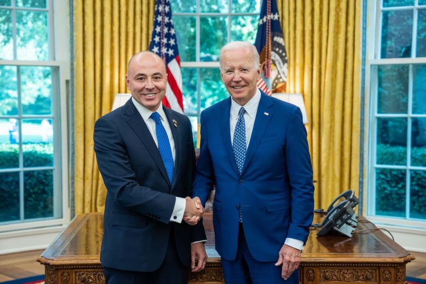 Andrei Muraru și Joe Biden. Sursă foto: Facebook/ Andrei Muraru