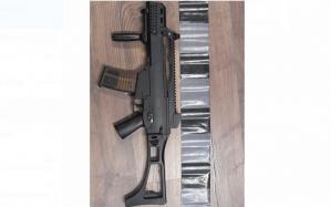 Doi tineri din Tulcea s-au afișat în public cu o armă. Ce spun polițiștii (FOTO)