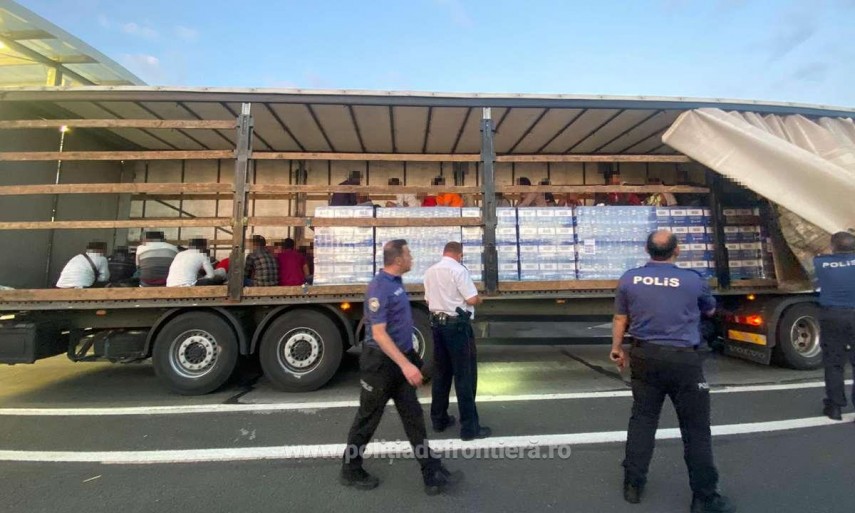 Politia de Frontiera: Zeci de cetateni straini, ascunsi intr-un TIR care transporta detergent