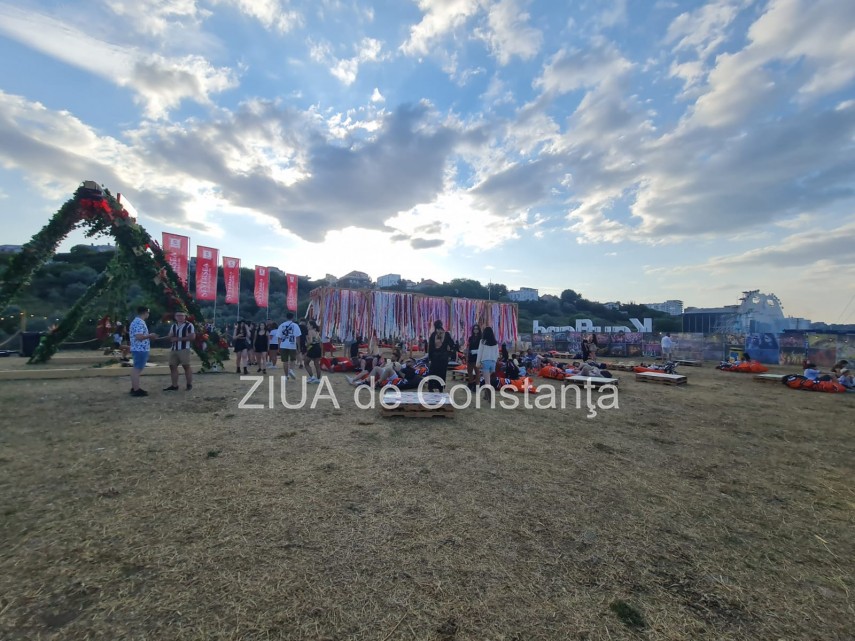 prima zi a festivalului neversea artisti de top si o mare de oameni galerie foto video 789494