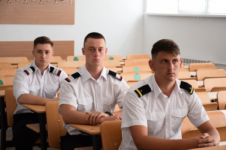 o noua promotie de studenti care au urmat cursurile la sectia militara a academiei navale mircea cel