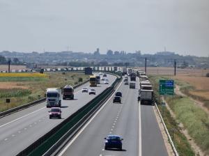 Zeci de tir-uri stau în coloană pe Autostrada A4, pentru a intra în port (GALERIE FOTO și VIDEO)