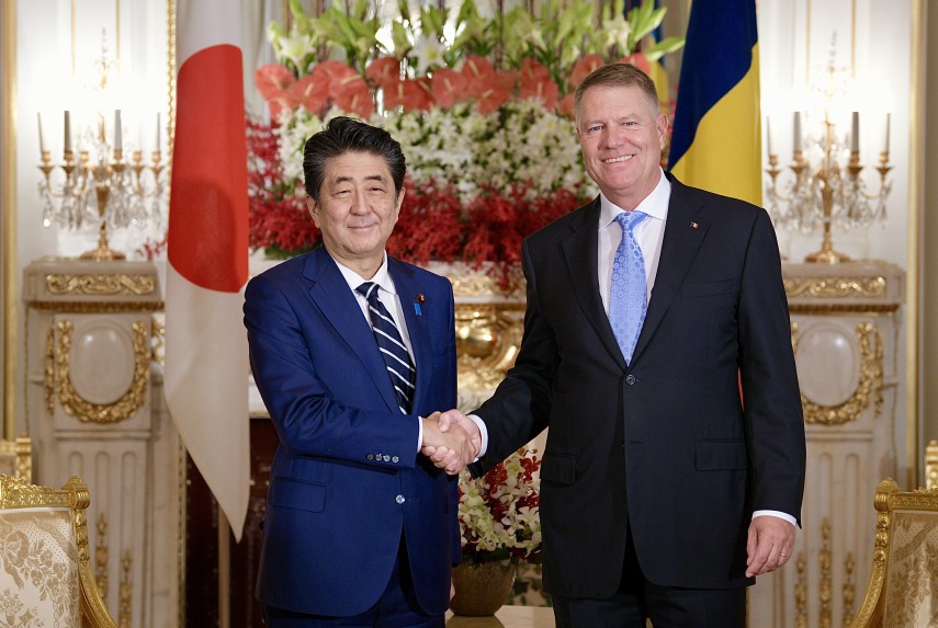 Preşedintele Klaus Iohannis, primit de prim-ministrul nipon Shinzo Abe. Foto: Administrația Prezidențială
