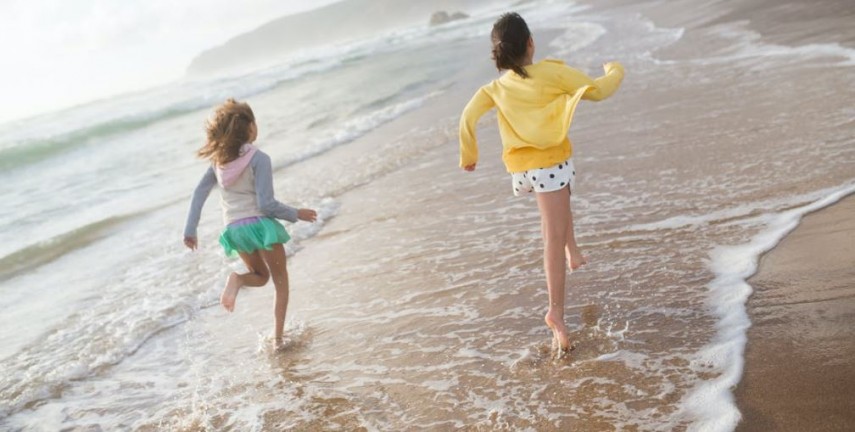 Copii pe plaja, foto: Pexels 