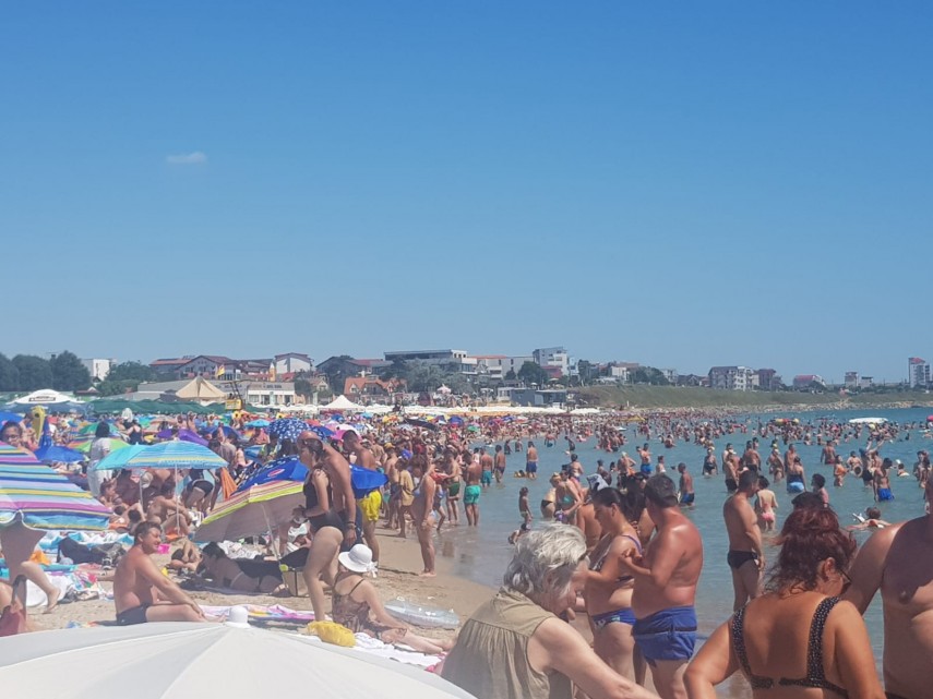 Turiști pe plaja din Costinești