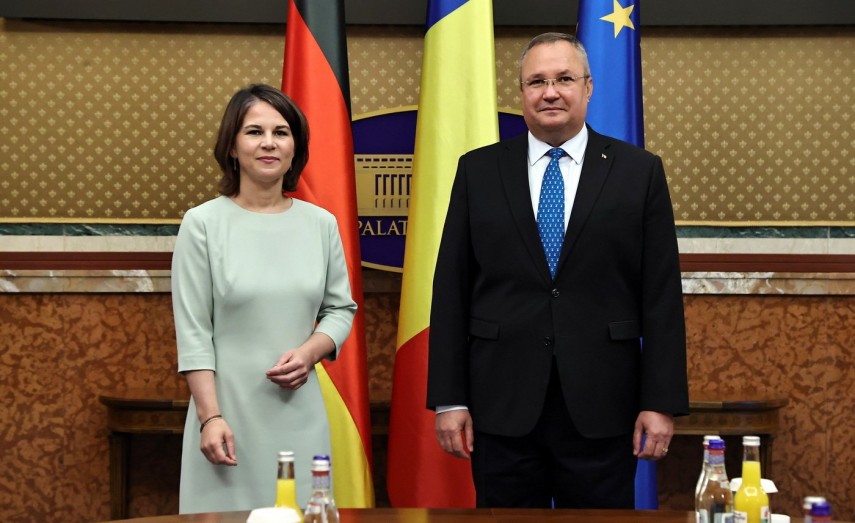Cei doi oficiali, foto: Facebook/ Guvernul României 