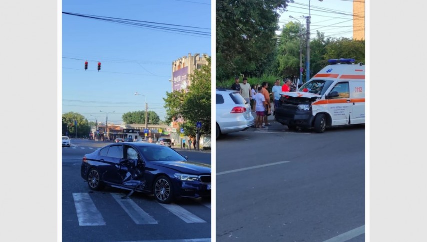 Ambulanță implicată în accident