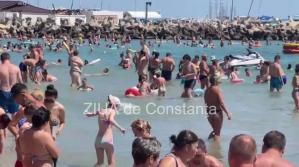 Fotoreportaj Mari diferențe la malul mării! Prin stațiunea Mamaia...bate vântul, iar Eforie...abundă de turiști (GALERIE FOTO+VIDEO)  