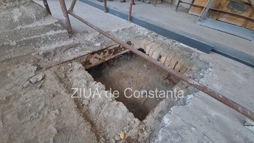 Planșeele de la intrarea în Cazino, sub care se află un gol de cca. 30 cm, după tasarea pământului de susținere