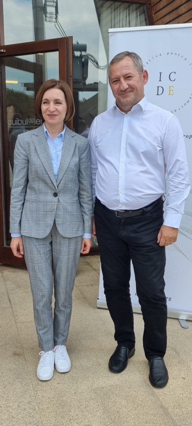 Ce cadou i-a facut  Maiei Sandu, consilierul pe politica externa al primarului Chitac?  