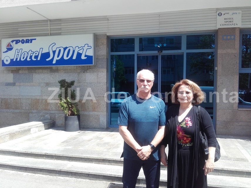 Marii antrenori Octavian Bellu și Mariana Bitang, în fața hotelului „Sport“ din Constanța 