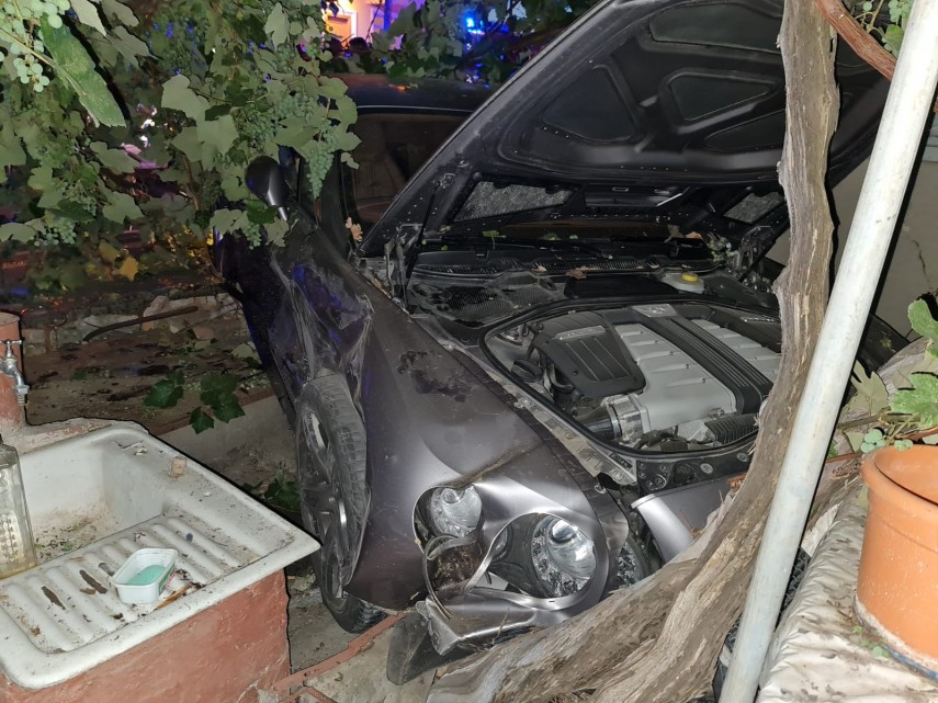 accident rutier in constanta un bentley a intrat in curtea unei case foto video 792254