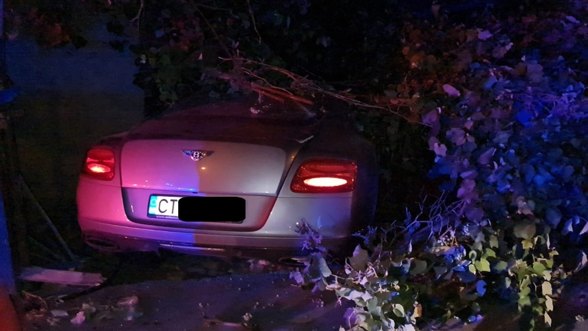 accident rutier in constanta un bentley a intrat in curtea unei case foto video 792254