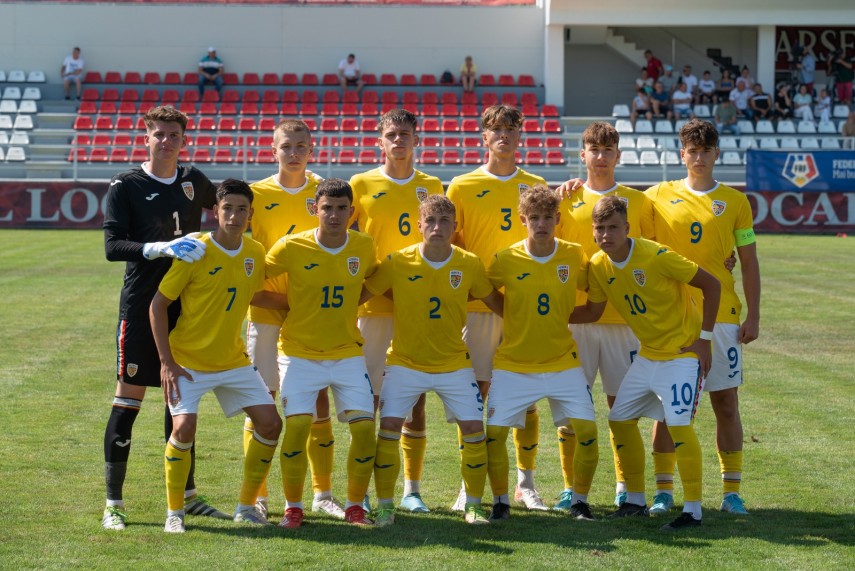 Echipa de start a României înainte de al doilea meci cu Cehia. Jucătorul cu numărul 10 este Luca Băsceanu