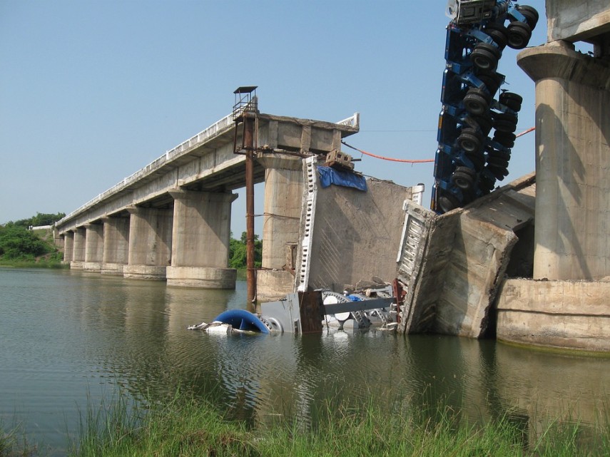 Pod prăbușit. Sursă foto cu rol ilustrativ: Pixabay