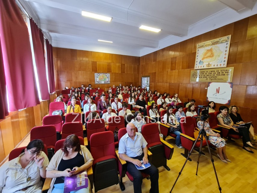 Lansarea numărului aniversar al Revistei Zări Alb Astre, iunie 2022. Sursă foto: ZIUA de Constanța