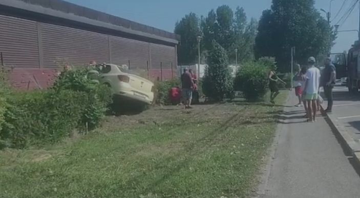 Accident rutier in statiunea Mamaia. O masina a intrat intr-o cladire. Intervin salvatorii