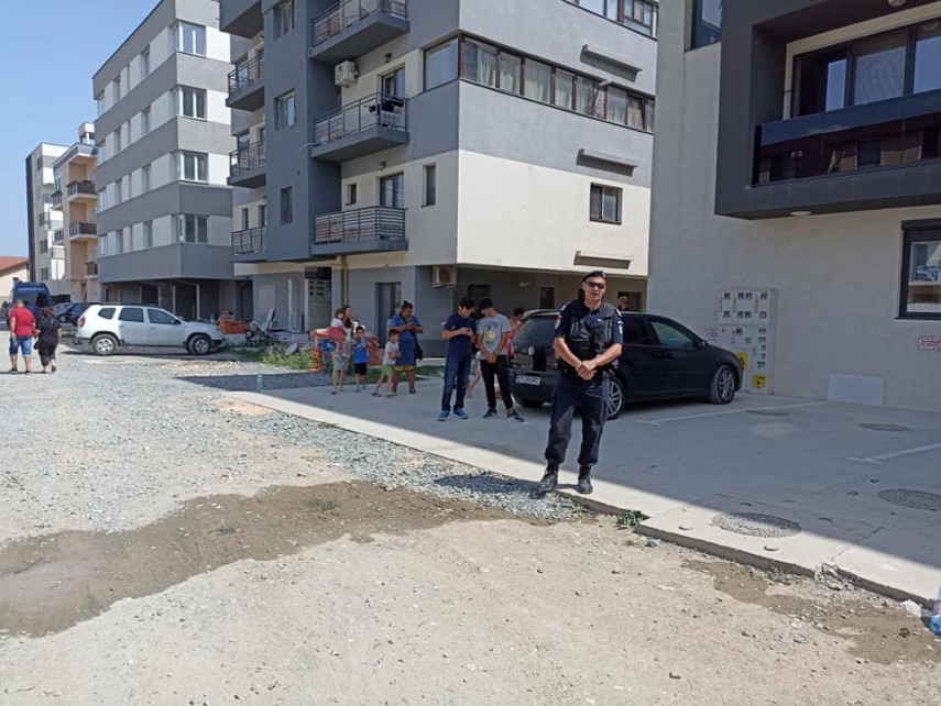 Jandarmi în timpul intervenției din cartierul tomis Plus. Foto: facebook/Jandarmeria Mobilă Constanța