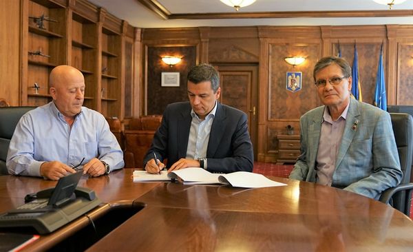 Semnarea contractului pentru modernizarea aeroprotului Tulcea. Foto: Facebook/Sorin Grindeanu