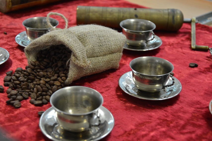 „Cafea și ceai cu tradiție. Ustensile învechite de la neamuri moștenite”, foto: Biblioteca Județeană Constanța.