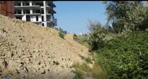 Mormane de pământ provenit de la construcții sufocă malul lacului Siutghiol din Mamaia Sat. A fost sesizată Garda de Mediu!   