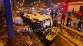 UPDATE O ambulanță s-a răsturnat într-o groapă, la Dacia, după ce s-a lovit cu un autoturism. Mai multe persoane au ajuns la spital (GALERIE FOTO+VIDEO)         