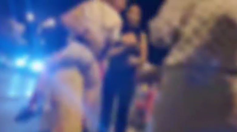 Plansul unui copil nu ne poate lasa reci: O ambulanta s-a rasturnat in zona Dacia. Mai multe persoane au fost ranite. Prima reactie a oamenilor (VIDEO) 