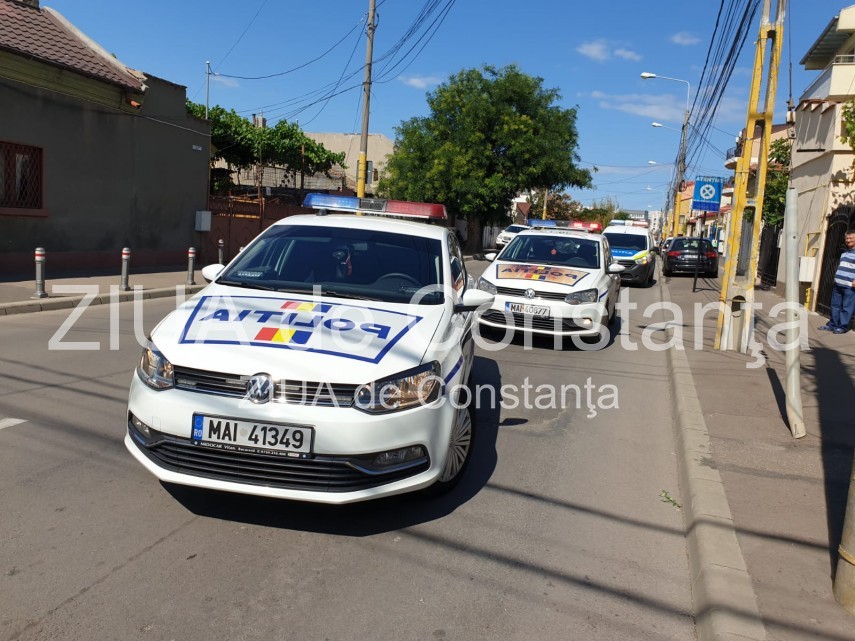 Un tir a intrat intr-un stalp, in zona bisericii dintr-o localitate din judetul Constanta. Unde s-a produs evenimentul rutier   