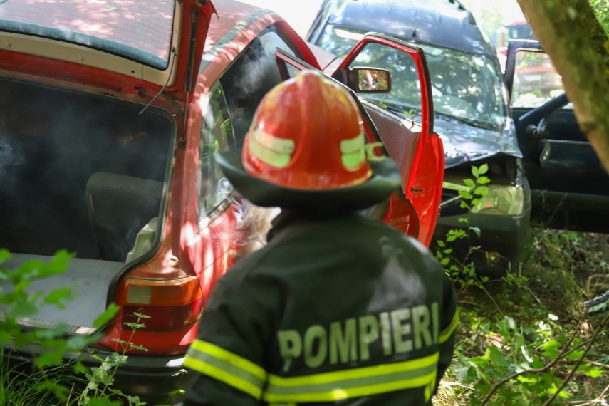 Trei persoane ranite intr-un grav accident la iesire din localitatea Ciocarlia de Sus. Victimele, incarcerate
